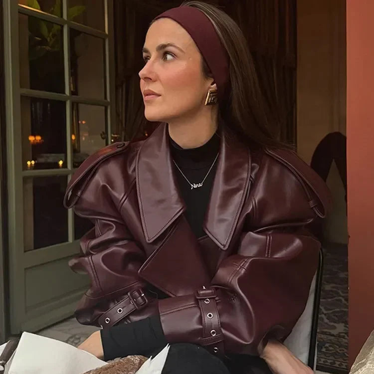 Czerwona Damska Krótka Kurtka Styl Vintage - Kołnierzyk z Klapami, Trzy Guziki z Przodu, Pudełkowy Fason Cropped