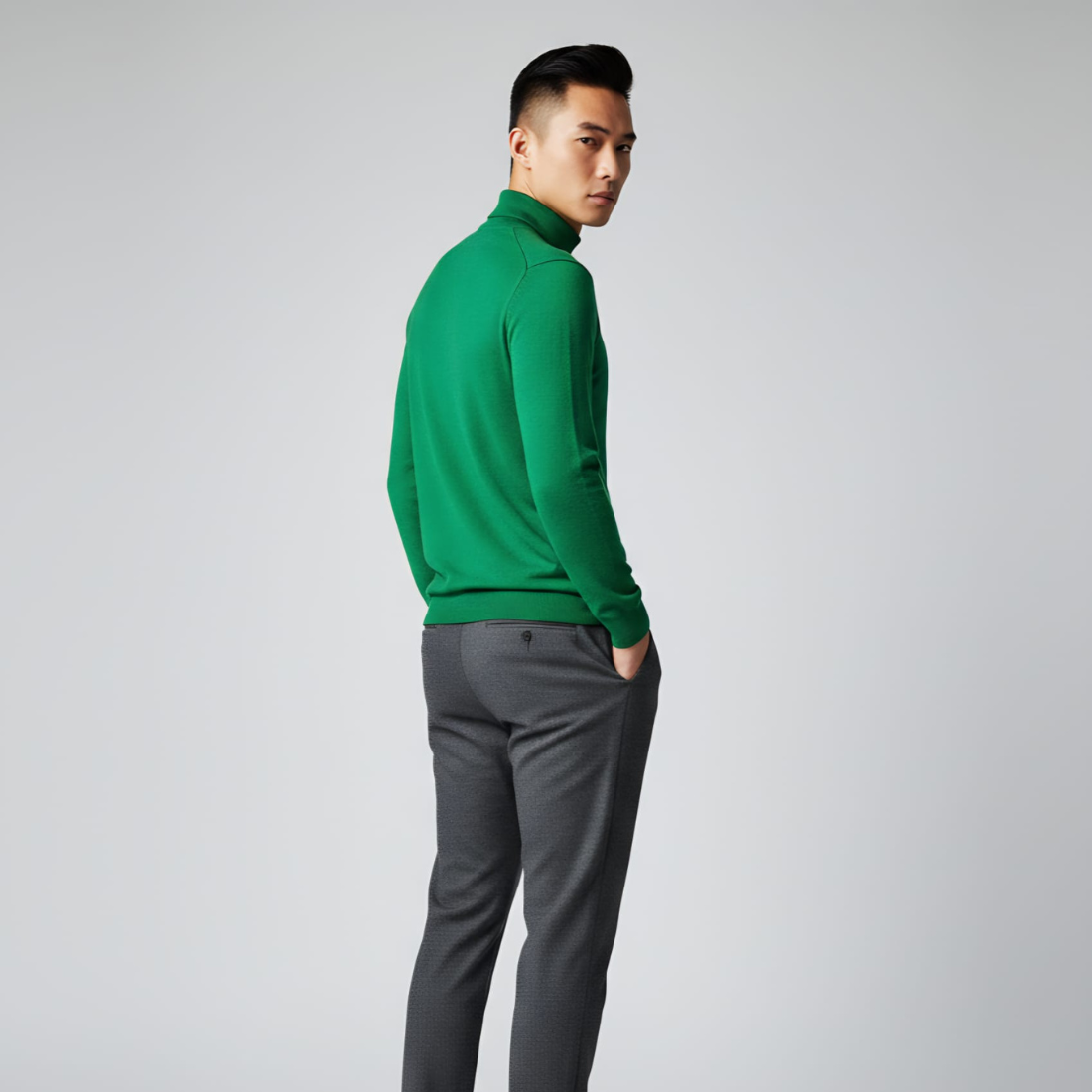 Zielony golf męski z dzianiny w połączeniu z szarymi spodniami o dopasowanym kroju, zaprezentowany pod różnymi kątami w celu pokazania szczegółów produktu.