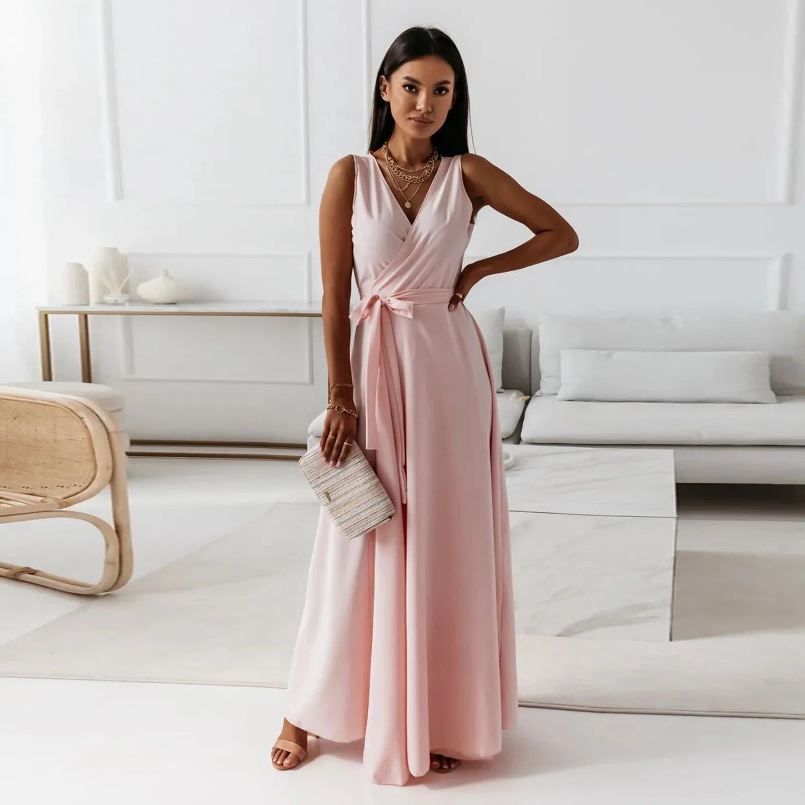 Elegancka sukienka maxi dla kobiet bez rękawów, z dekoltem w serek, z paskiem wiązanym w talii