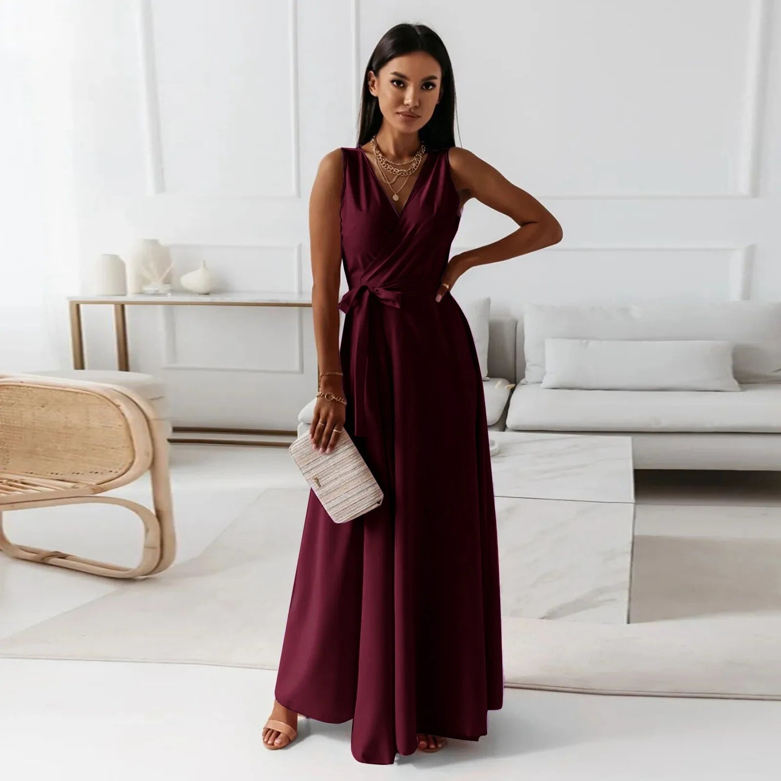 Elegancka sukienka maxi dla kobiet bez rękawów, z dekoltem w serek, z paskiem wiązanym w talii