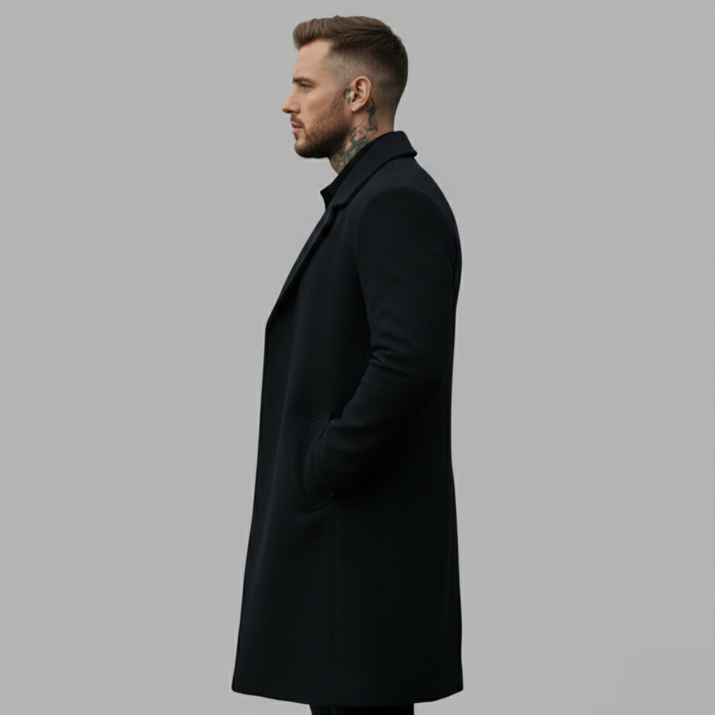 Wyobrażony widok z boku męskiego czarnego płaszcza, ukazujący jego smukłą sylwetkę.