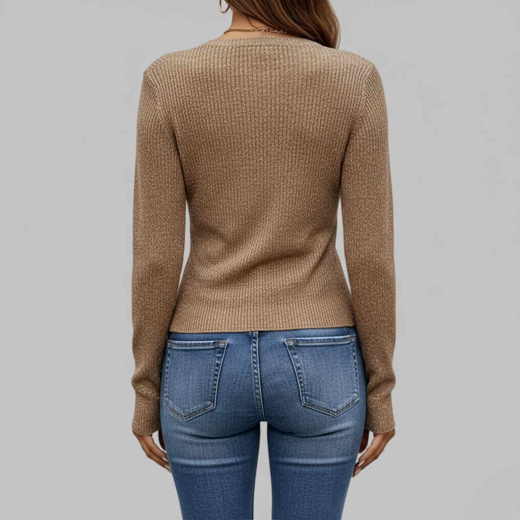 beżowy sweter w stylu kopertowym z niebieskimi dżinsami, widok z tyłu.