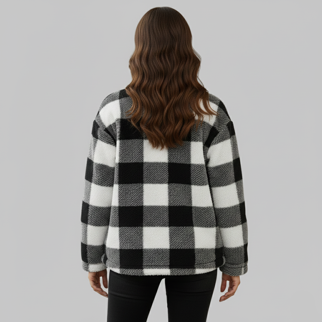 Widok z tyłu czarno-białej kurtki z polaru w kratę.