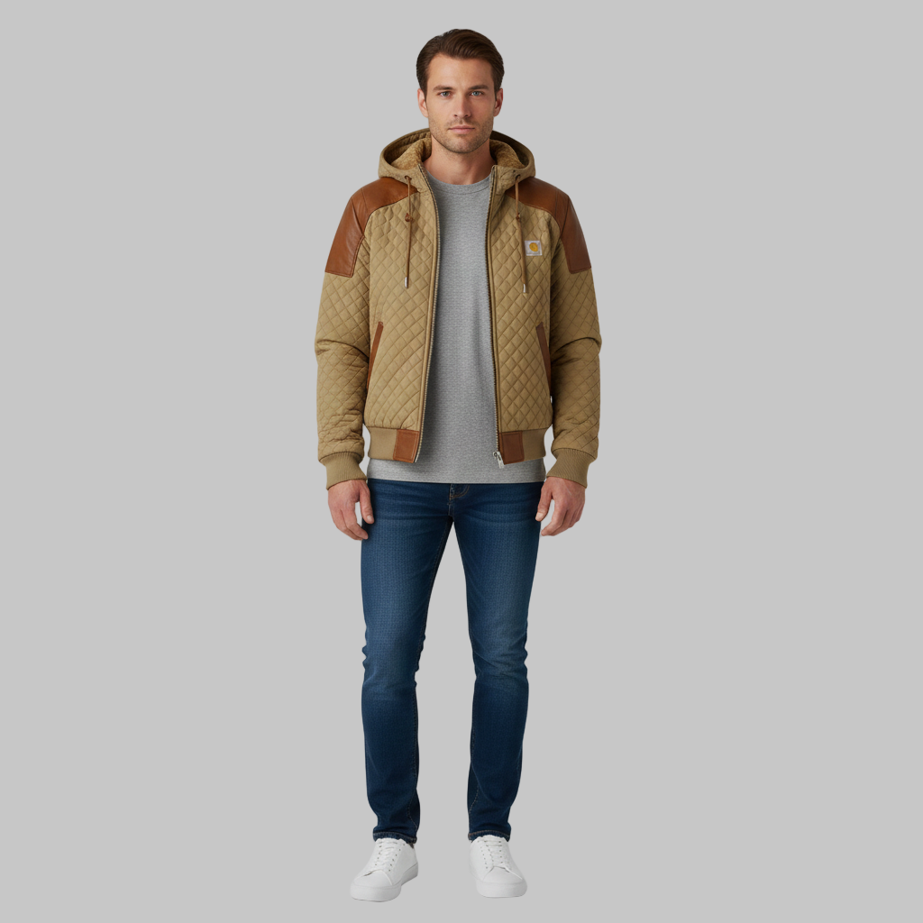 Męska kurtka pikowana w kolorze brązowym z kapturem, niebieskie dżinsy i białe trampki.
