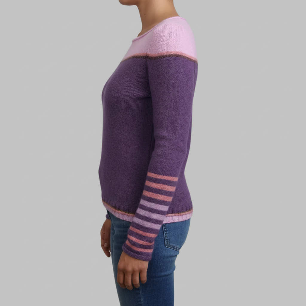 Profil boczny fioletowego swetra z dzianiny z widocznymi rękawami w paski.
