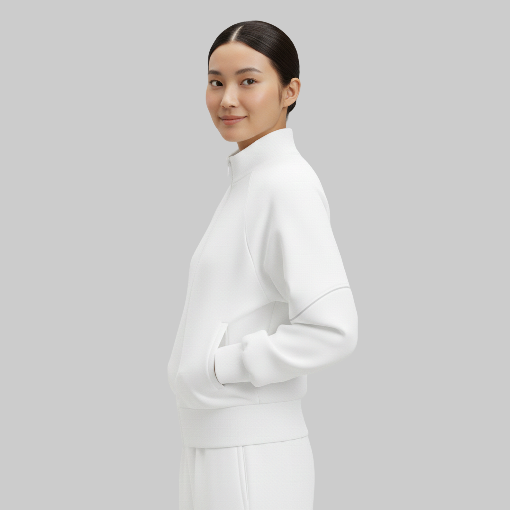 Wyobrażony profil kobiety w białej kurtce z wysokim kołnierzem, podkreślający czysty kształt rękawa i dopasowany krój.