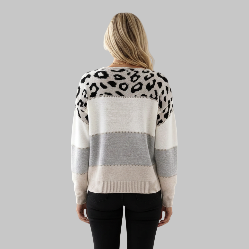 Widok z tyłu swetra w paski z detalami w panterkę.