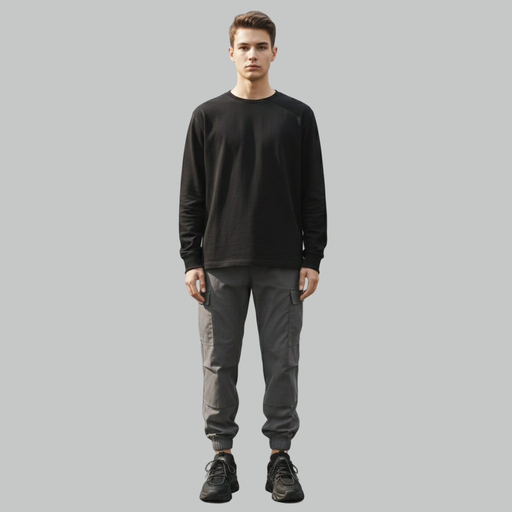 Męskie, całkowicie czarne sportowe trampki z teksturowaną cholewką i grubą podeszwą, pokazane od przodu podczas noszenia.