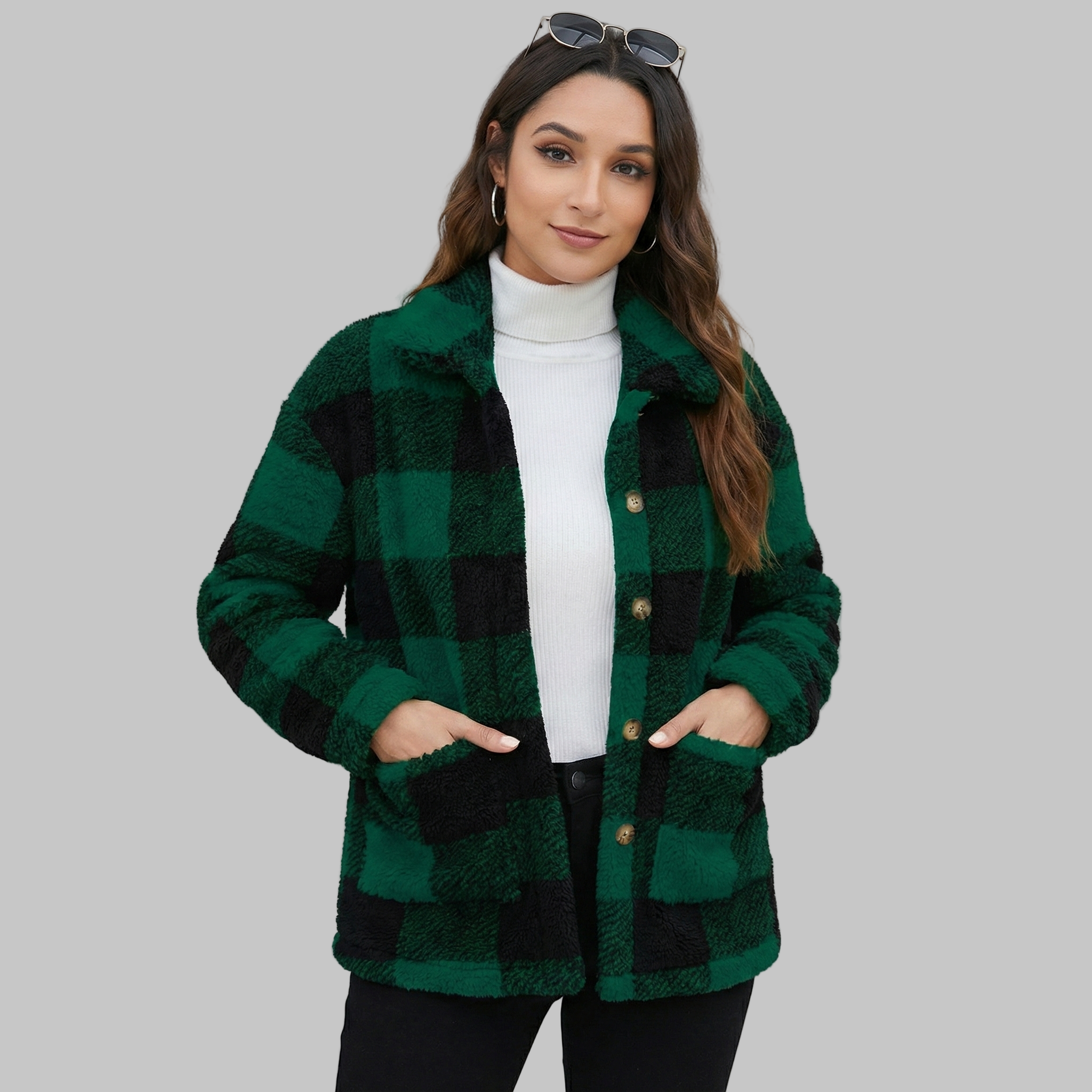  Kobieta ubrana w zielono-czarną kurtkę w kratę z polaru sherpa.
