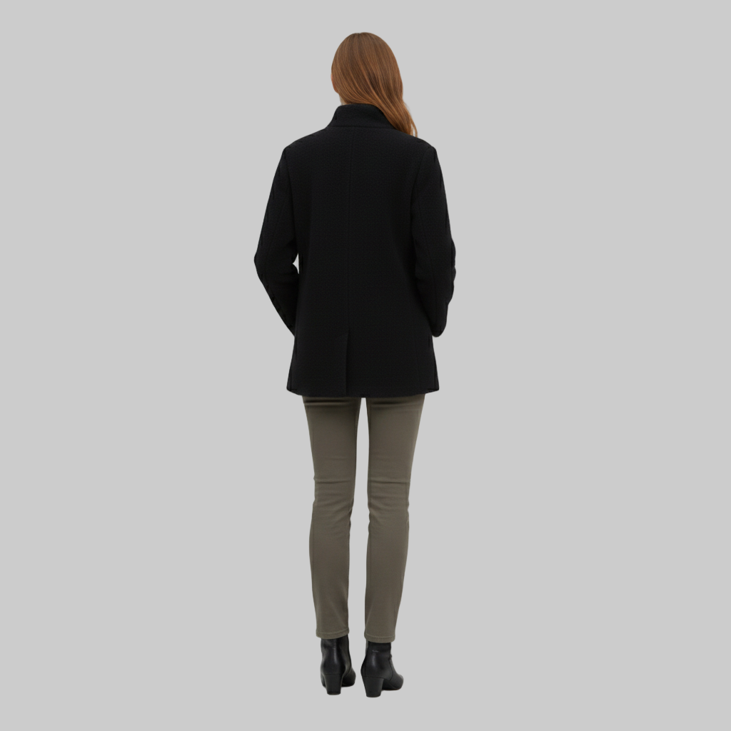 widok z tyłu czarnego wełnianego płaszcza o prostym kroju.