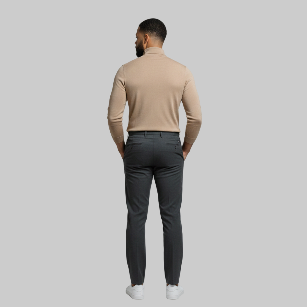 widok z tyłu podkreślający płynne zwężenie spodni i opływowy krój górnej części.