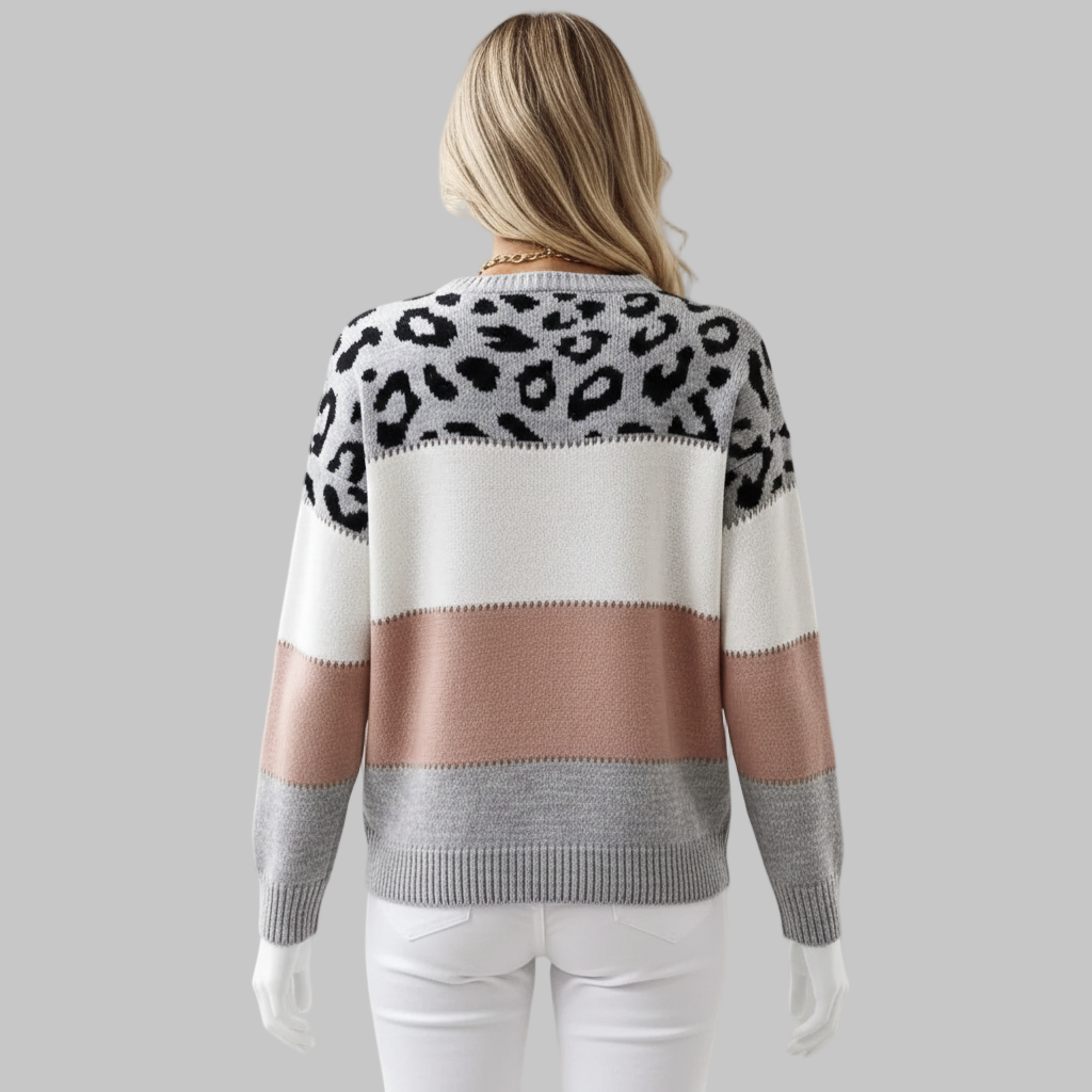 Widok z tyłu swetra w kolorowe paski noszonego z białymi dopasowanymi dżinsami.