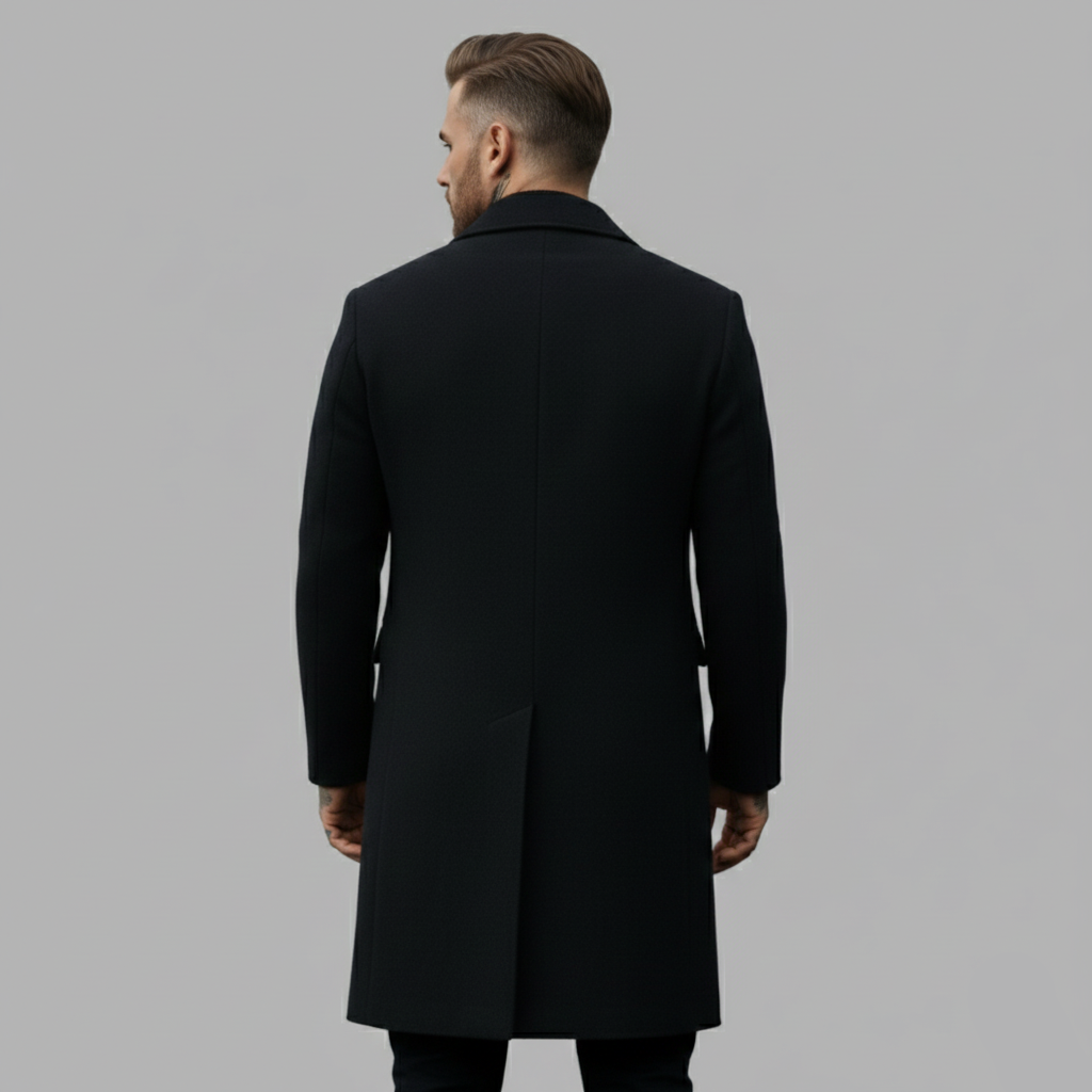 Wyobrażony tył długiego czarnego płaszcza o prostym kroju.