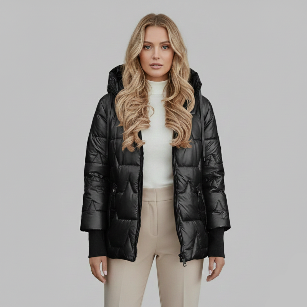 Czarna kurtka puchowa dla kobiet w połączeniu z białym topem i beżowymi spodniami.
