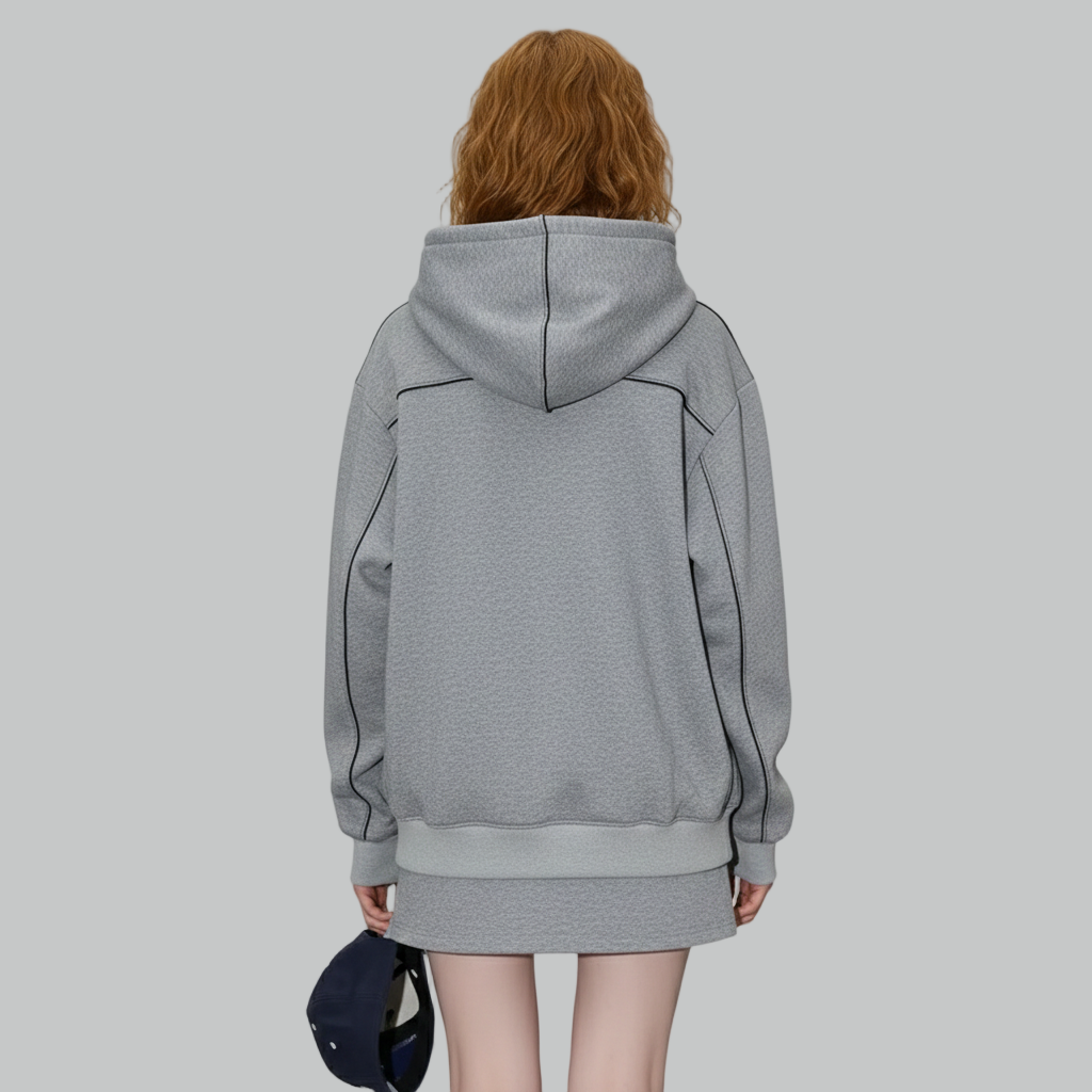 Wyobrażony widok z tyłu zestawu damskiej szarej bluzy z kapturem i mini spódniczki, podkreślający luźny krój i swobodny styl streetwearowy.