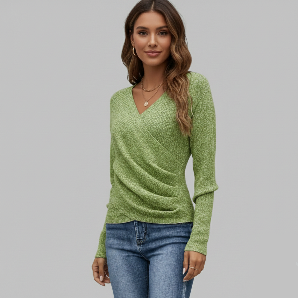 zielony sweter z dekoltem w serek i kopertowym zapięciem, w połączeniu z dżinsami, widok z przodu.
