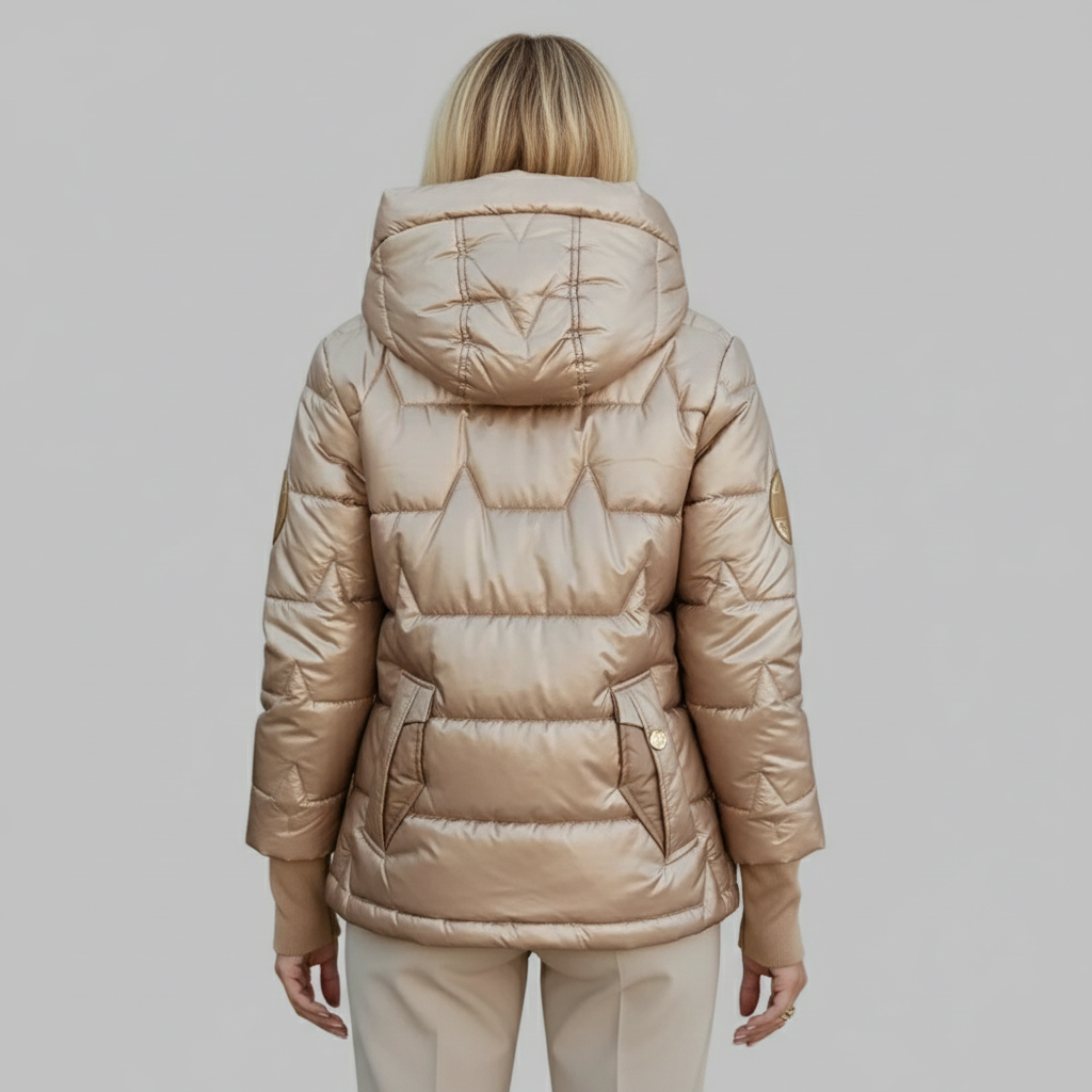 Widok z tyłu złotej kurtki puchowej dla kobiet, podkreślający błyszczący, pikowany design.