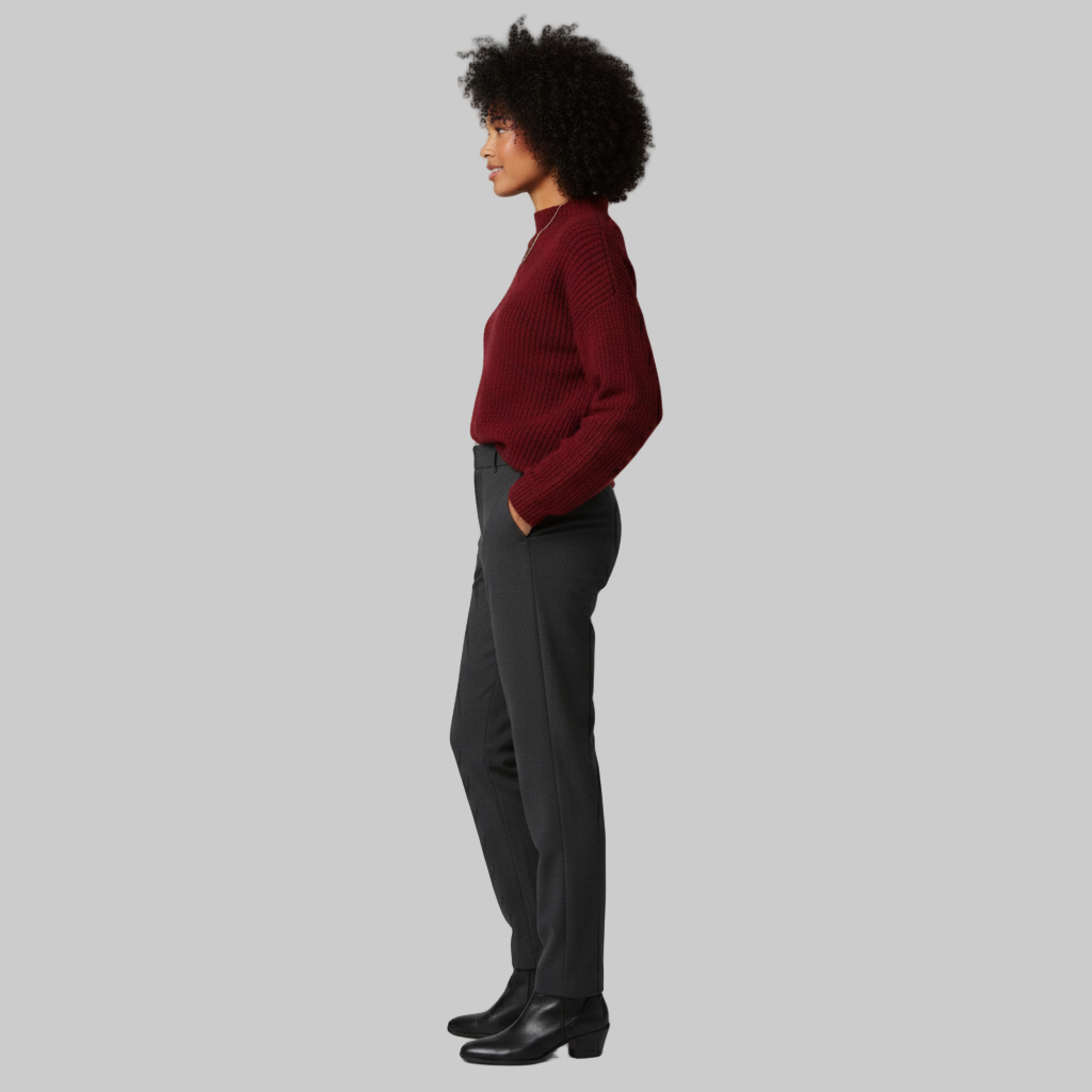 widok z boku pokazujący dopasowanie bordowej dzianiny i dopasowanych spodni.
