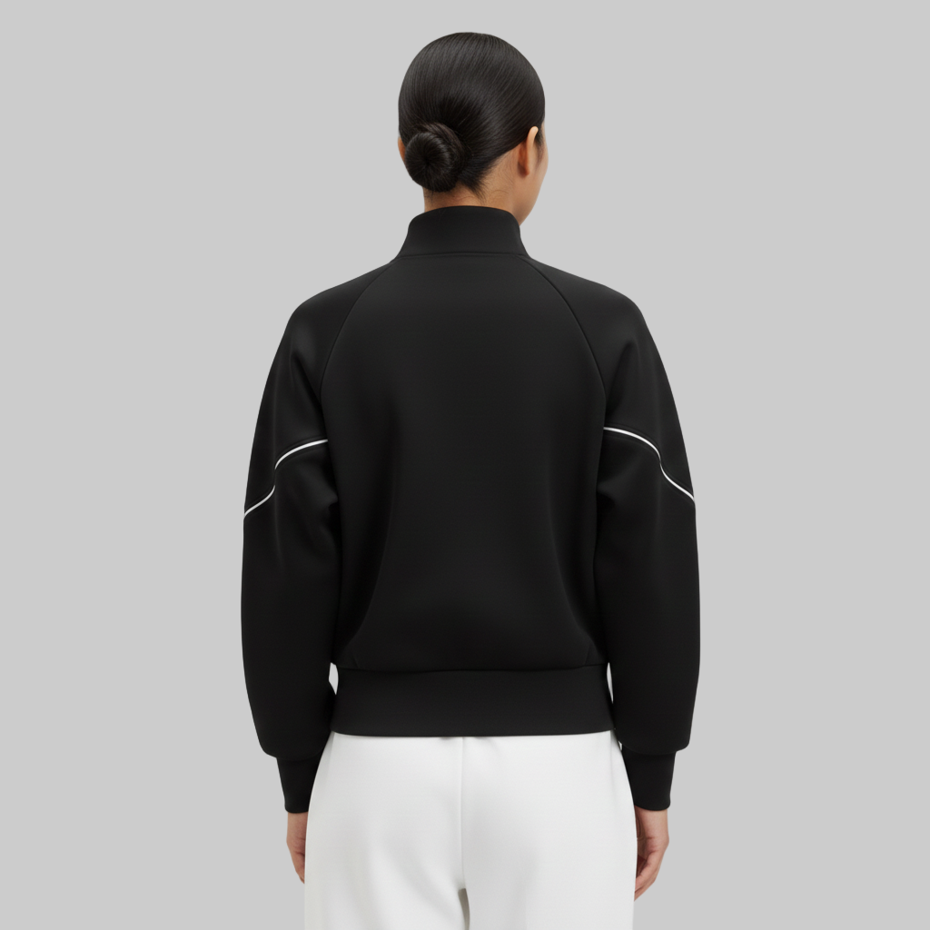 Wyobrażony tył czarnej kurtki zapinanej na zamek błyskawiczny, pokazujący gładkie panele i dopasowany krój u dołu.