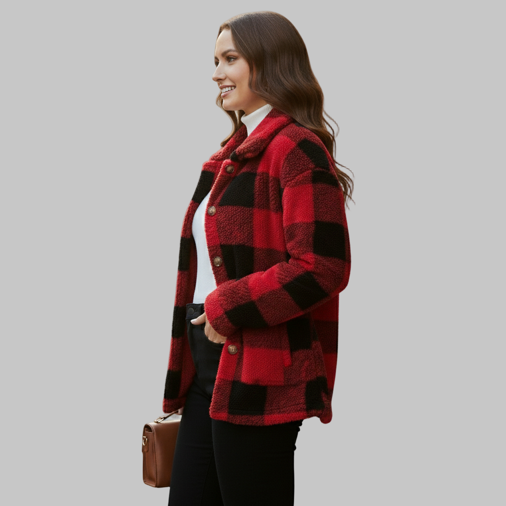 Widok z boku czerwono-czarnej kurtki z polaru w kratę.
