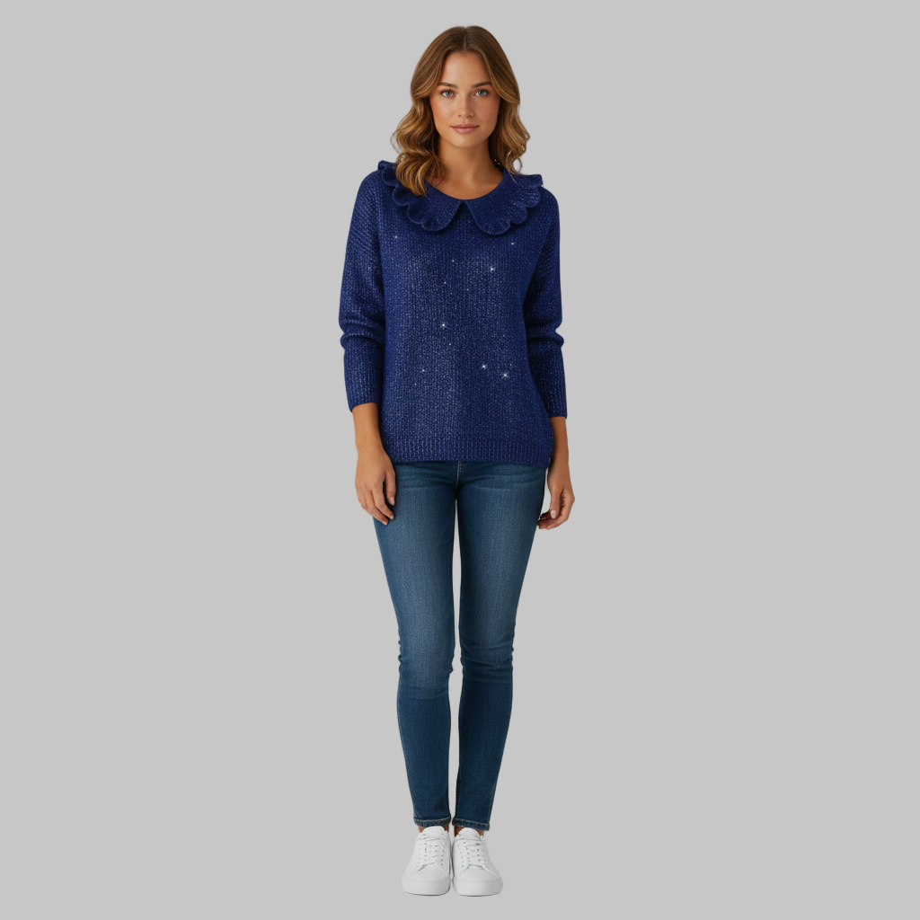 Granatowy sweter z falbanami dla kobiet w połączeniu z dżinsami i białymi trampkami.
