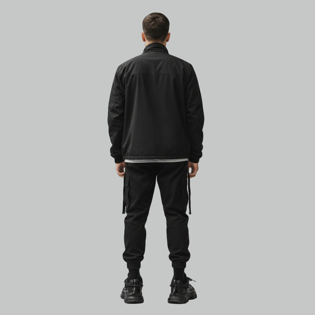 Wyobrażony tylny widok czarnych, masywnych sportowych sneakersów, pokazujący podwyższoną konstrukcję pięty i wyściełany tylny panel.