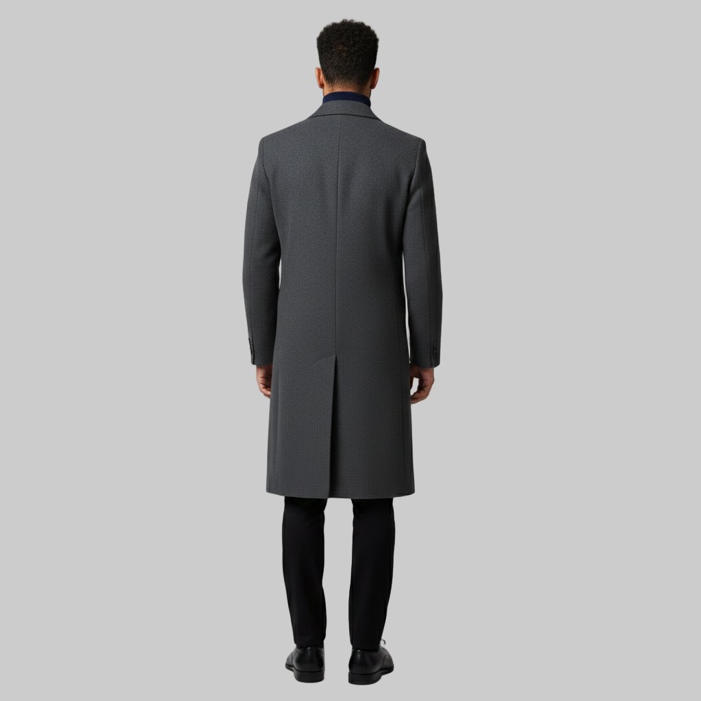 pełny widok z tyłu podkreślający płynny krój płaszcza i proste spodnie.