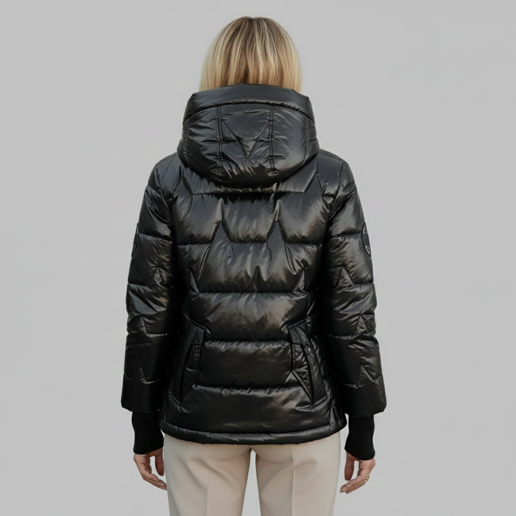 Widok z tyłu damskiej kurtki puchowej podkreślający pikowaną konstrukcję.