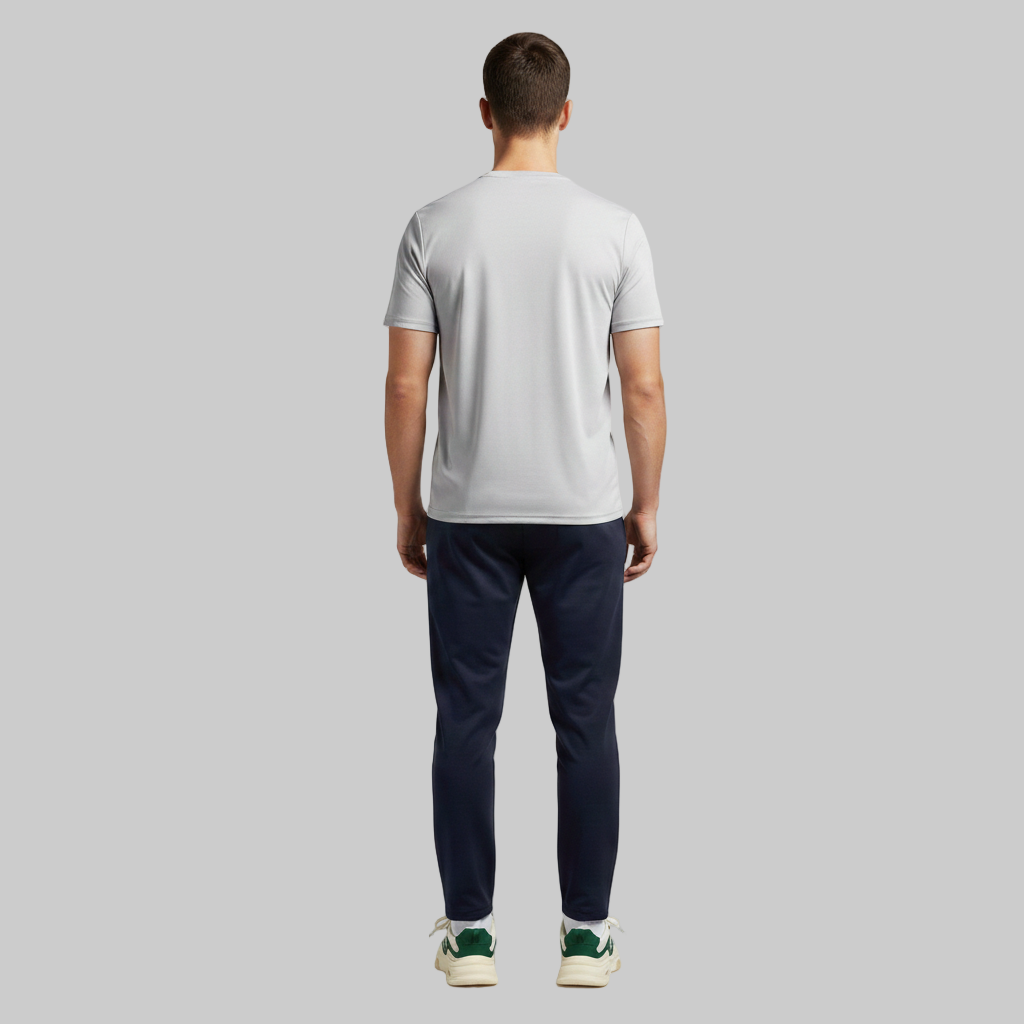 Wyobrażony widok z tyłu męskich sportowych sneakersów w kolorze beżowym i ciemnozielonym, pokazujący konstrukcję pięty i wzmacniającą tylną część buta.