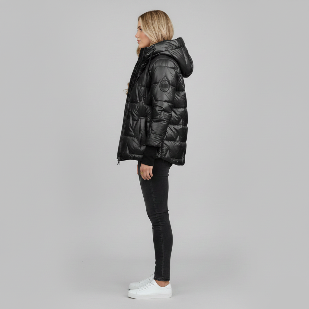 Profil boczny czarnej kurtki puchowej z kapturem i pikowaną fakturą.
