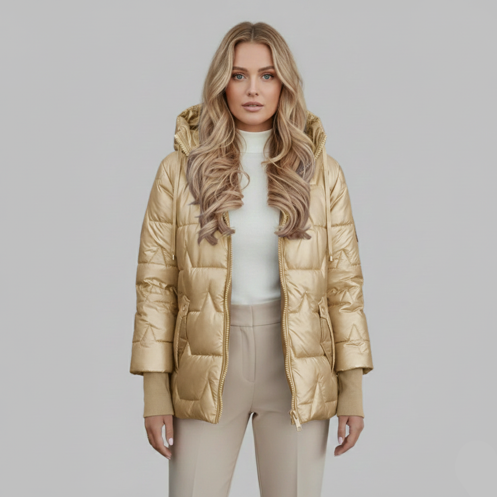 Złota kurtka puchowa dla kobiet w połączeniu z białym topem i beżowymi spodniami.
