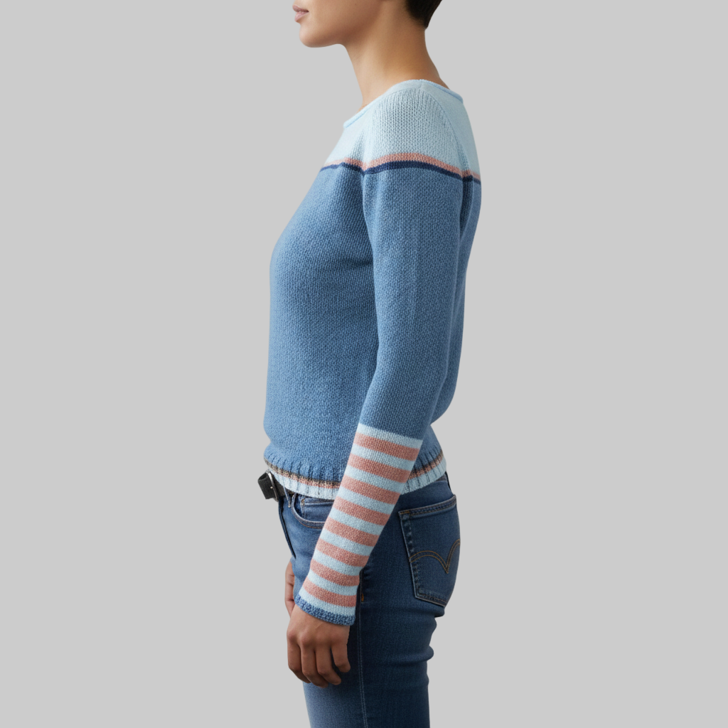 Profil boczny niebieskiego swetra z dzianiny, ukazujący paski na mankietach.
