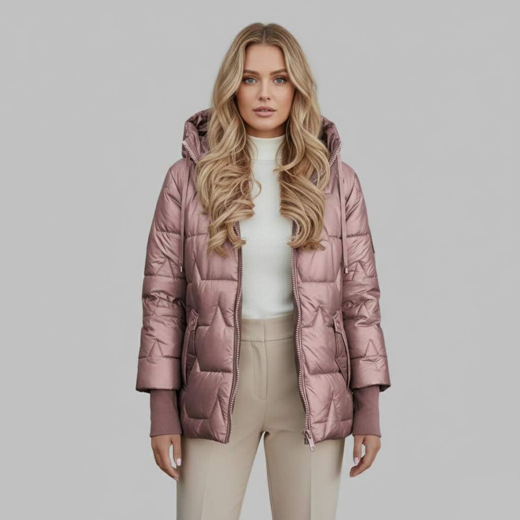 Różowa metaliczna kurtka puchowa dla kobiet w połączeniu z białym topem i beżowymi spodniami.
