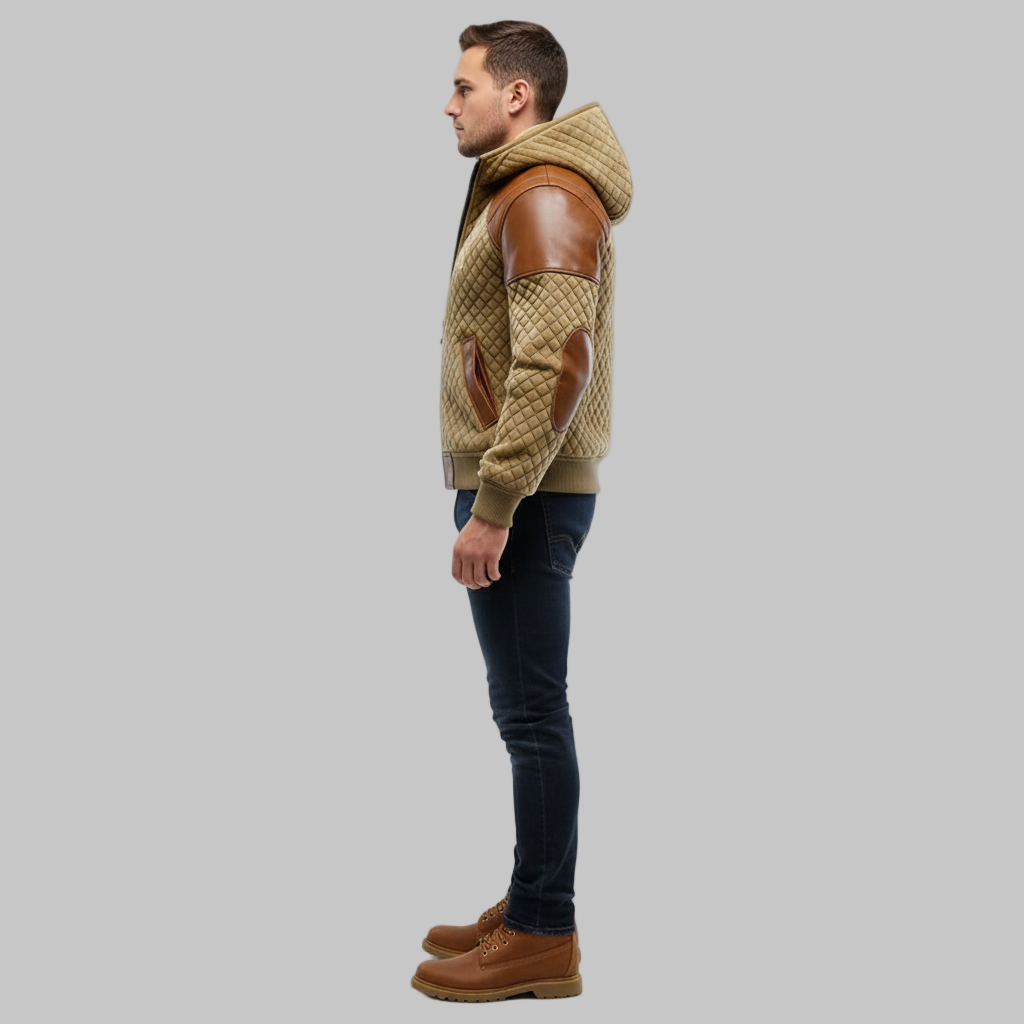 Widok z boku kurtki pikowanej w kolorze brązowym w połączeniu z obcisłymi niebieskimi dżinsami.
