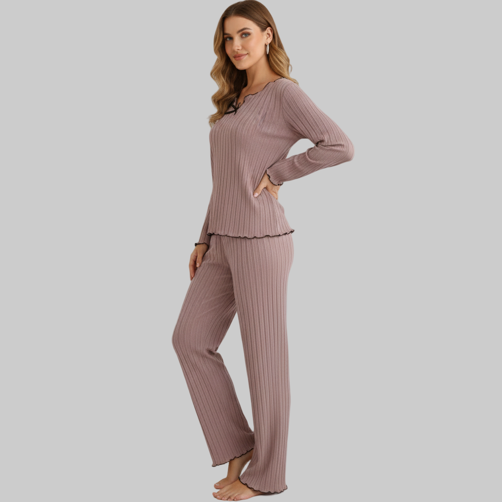 Wyobrażony profil kobiety w fioletowym, prążkowanym zestawie domowym z luźnymi rękawami i szerokimi spodniami na s