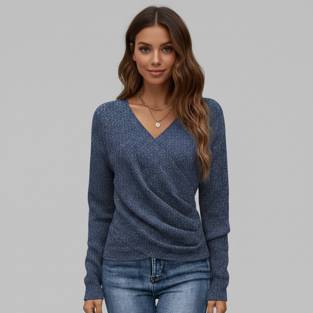 niebieski sweter z dekoltem w serek, stylizowany z dżinsami, widok z przodu.
