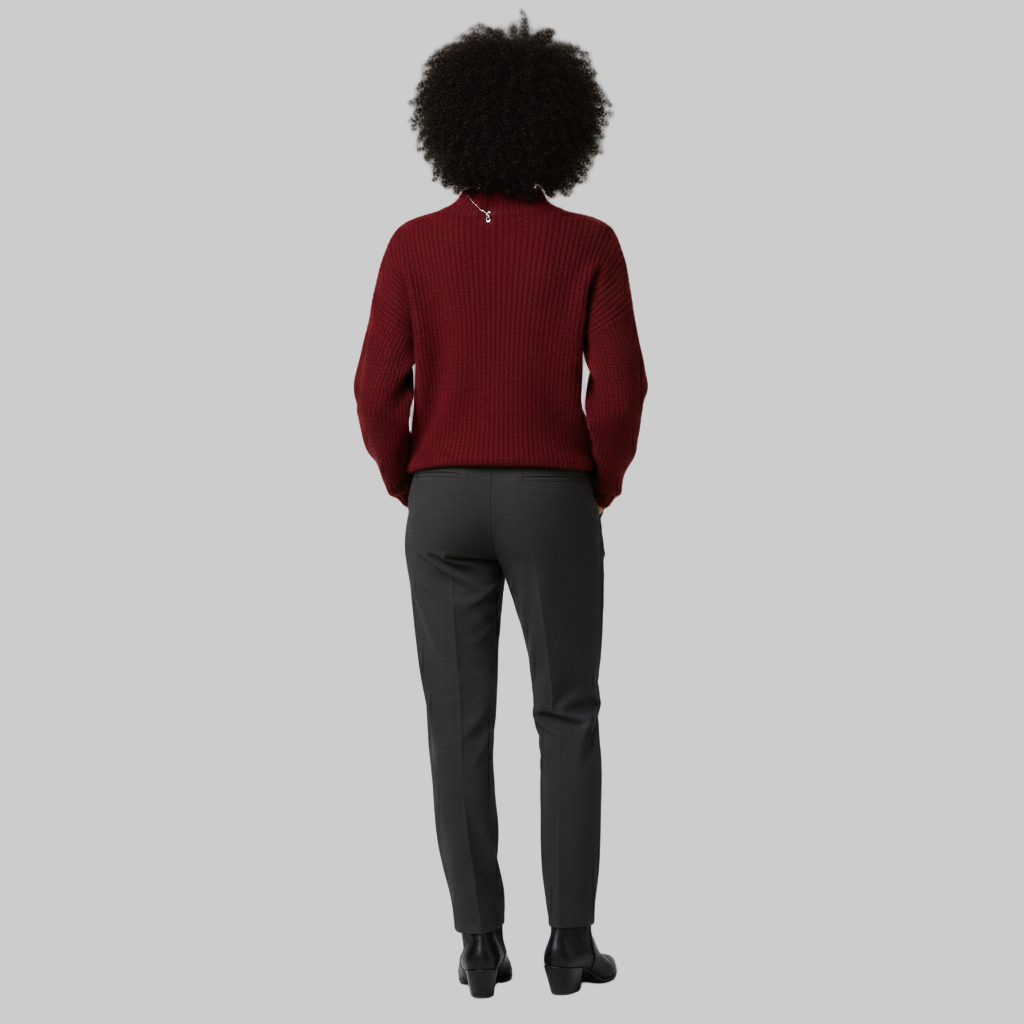 widok z tyłu podkreślający czysty krój spodni i swetra.