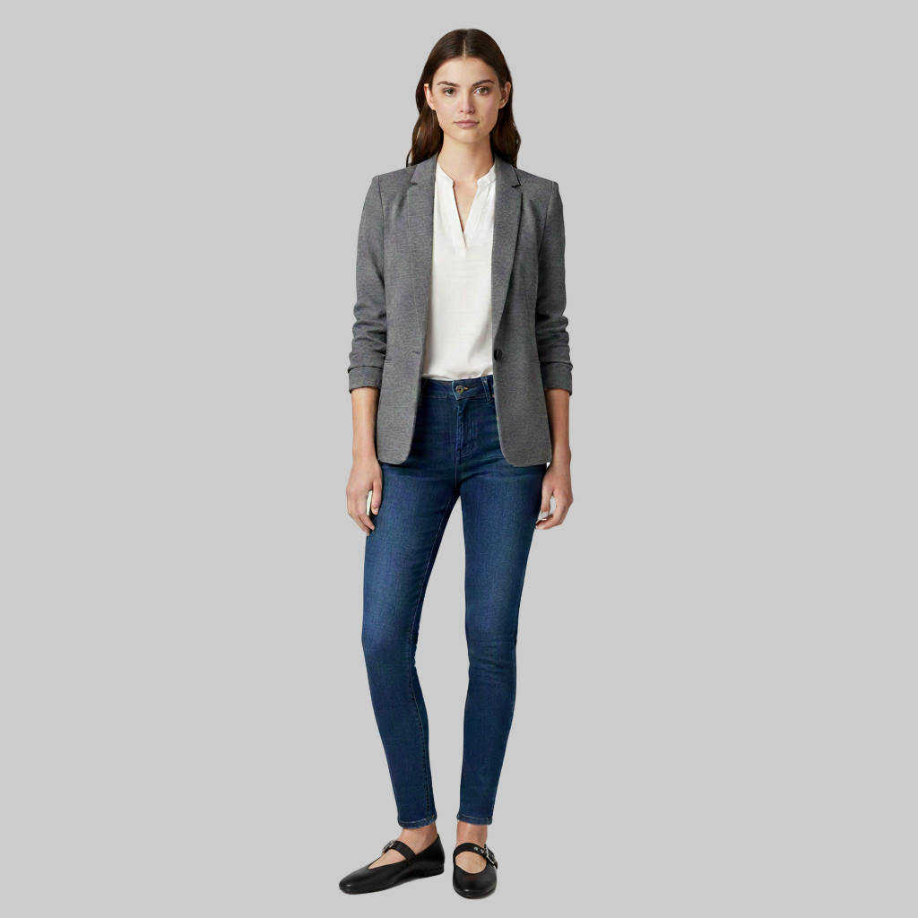 Czarne skórzane baleriny damskie typu Mary Jane z zaokrąglonym czubkiem i paskiem, pokazane od przodu podczas noszenia.