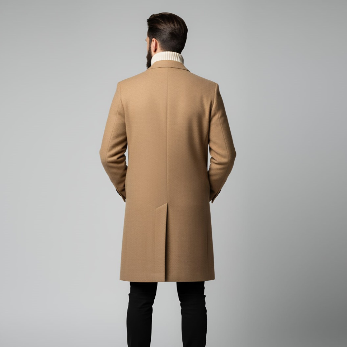 Stylowy męski strój zimowy składający się z płaszcza w kolorze camelowym, kremowego golfu i czarnych spodni, zaprezentowany z przodu, z profilu i z tyłu.