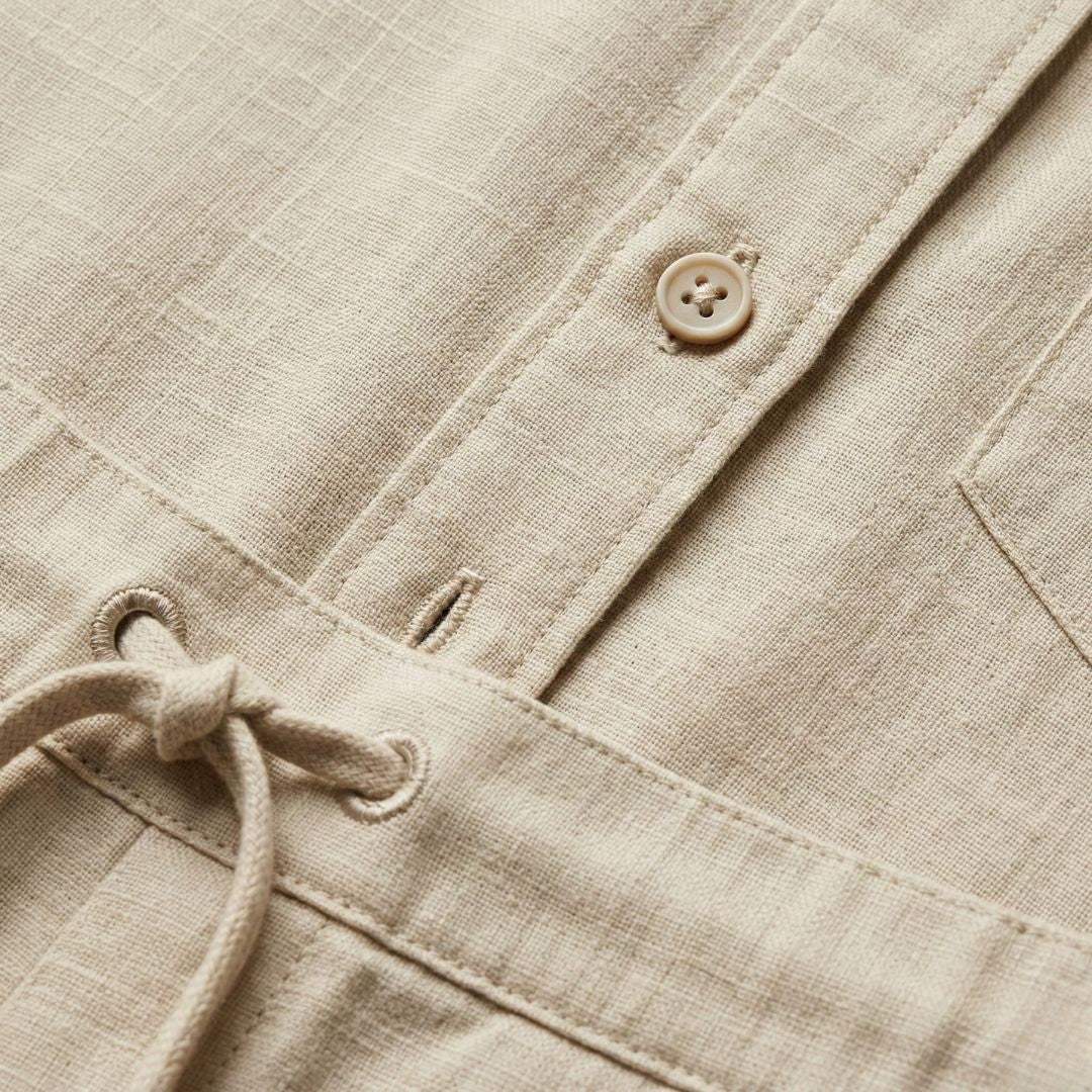 Letni zestaw składający się z dwóch części - koszula z długim rękawem, spodnie o luźnym kroju, talia ze sznurkiem.